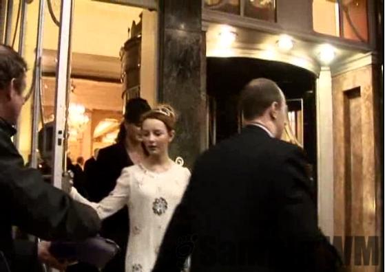 27th November 2007: Dakota leaves her hotel
