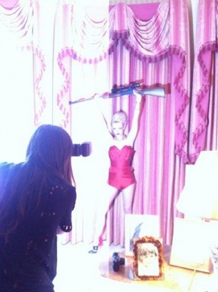 2011: Kate Bellm (7th WOMEN Magazine) Photoshoot - On Set
